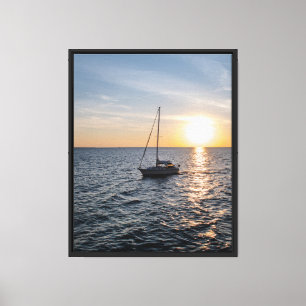 Segelboot fährt in den Sonnenuntergang gespannter Leinwanddruck