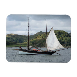 Segelboot in Loch Crinan, Schottland Magnet