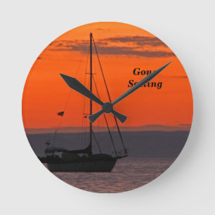 Segelboot in Orange Sunset, kleine runde Wanduhr