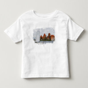 Segelboot mit Inselburg am Galvesee, Kleinkind T-shirt