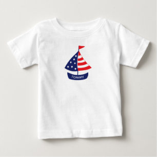 Segelboot mit Namen in Marine-Rot-Blau Baby T-shirt
