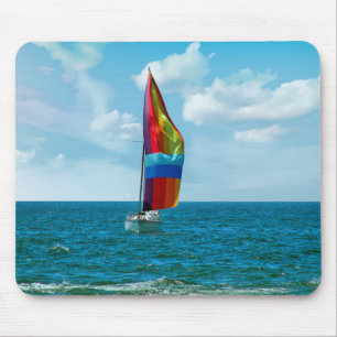 Segelboot mit Rainbow Spinnaker Mousepad