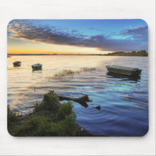 Segelboot-Reflexion vom Sonnenuntergang Mousepad