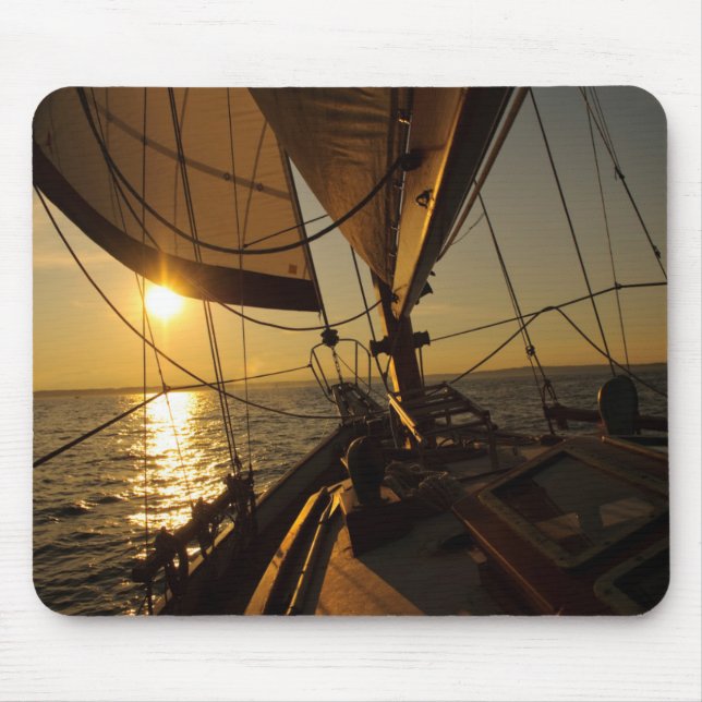 Segelbootdeck, in Richtung Sonnenuntergang Mousepad (Vorne)
