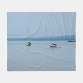 Segelboote auf dem Fluss Fleecedecke