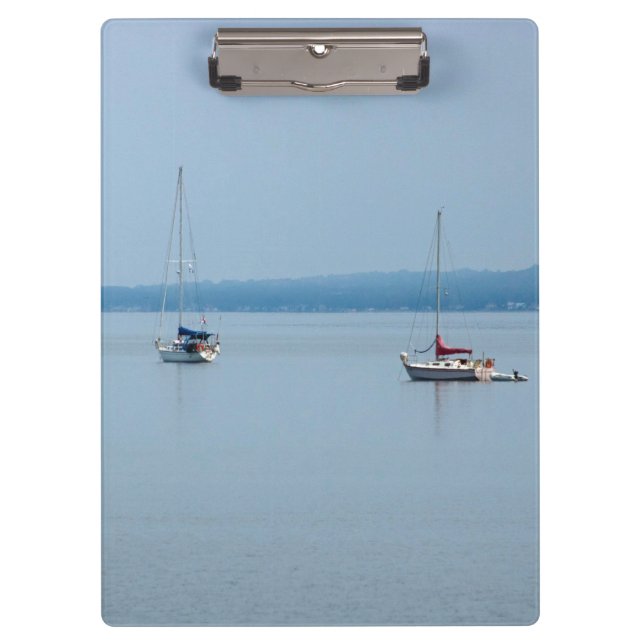 Segelboote auf dem Fluss Klemmbrett (Vorderseite)