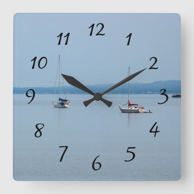 Segelboote auf dem Fluss Quadratische Wanduhr (Vorderseite)