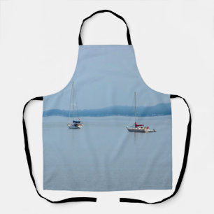 Segelboote auf dem Fluss Schürze