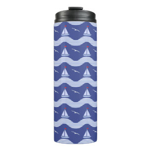 Segelboote auf einem gestreiften Seemuster Thermosbecher