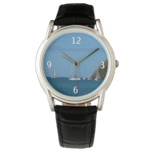 Segelboote in der Bucht Weißes und Blaues Wassersc Armbanduhr