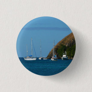 Segelboote in der Bucht Weißes und Blaues Wassersc Button