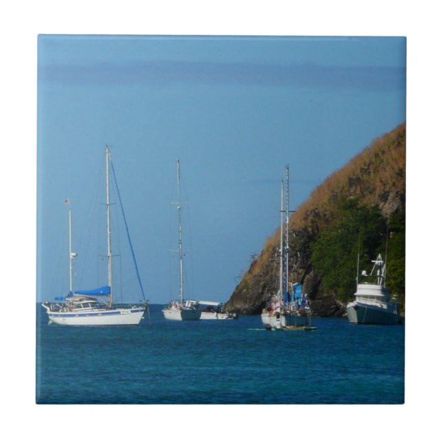 Segelboote in der Bucht Weißes und Blaues Wassersc Fliese (Vorderseite)