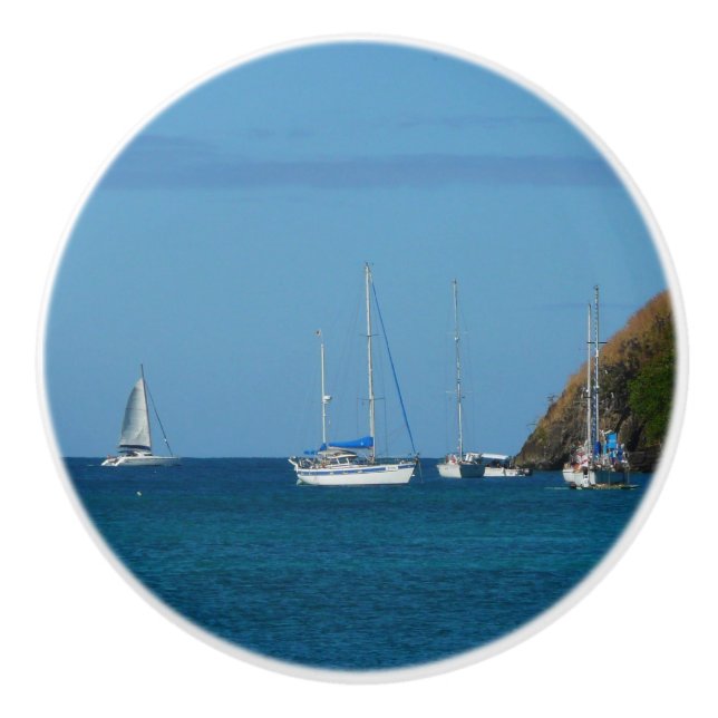 Segelboote in der Bucht Weißes und Blaues Wassersc Keramikknauf (Vorderseite)