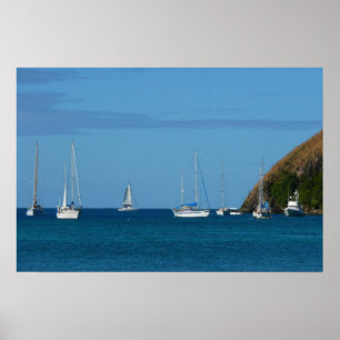 Segelboote in der Bucht Weißes und Blaues Wassersc Poster
