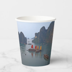 Segelboote in der Ha-Long-Bucht - Vietnam, Asien Pappbecher