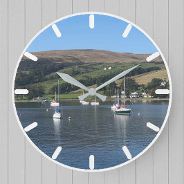Segelboote in einer Bucht in Sunny Scotland. Große Wanduhr