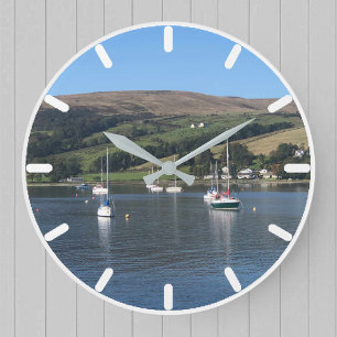 Segelboote in einer Bucht in Sunny Scotland. Große Wanduhr
