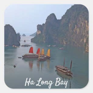 Segelboote in Ha Long Bay - Vietnam, Asien Quadratischer Aufkleber