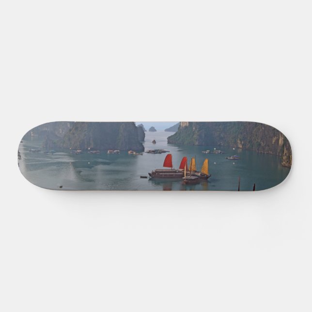 Segelboote in Ha Long Bay - Vietnam, Asien Skateboard (Horizontal)
