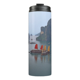 Segelboote in Ha Long Bay - Vietnam, Asien Thermosbecher