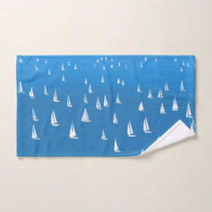Segelboote in tiefblauem Meer - Regatta Sailboote Handtuch