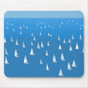 Segelboote in tiefblauem Meer - Regatta Sailboote Mousepad