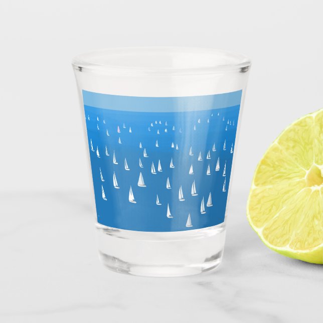 Segelboote in tiefblauem Meer - Regatta Sailboote Schnapsglas (Vorderseite)