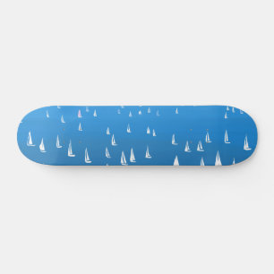 Segelboote in tiefblauem Meer - Regatta Sailboote Skateboard