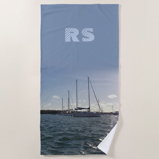 Segelboote mit (oder ohne) Ihren Initial(en) Strandtuch (Vorderseite)
