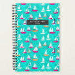 Segelboote Muster rosa und Aquamarin Planer<br><div class="desc">Muster mit Darstellung von rosa und gelben Segelbooten über aquamarinem Hintergrund. Personalisieren Sie den Text vorne.</div>