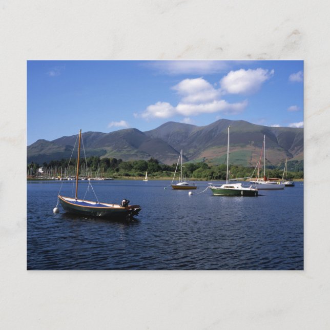 Segelboote und Skiddaw Cumbria England Postkarte (Vorderseite)