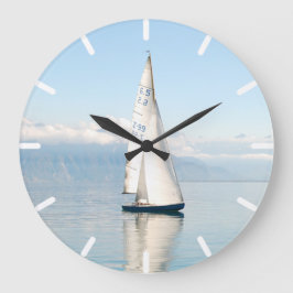Segeln auf einer ruhigen Mirror-Art Sea Bay Große Wanduhr