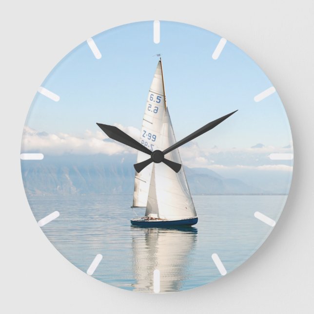 Segeln auf einer ruhigen Mirror-Art Sea Bay Große Wanduhr (Vorderseite)