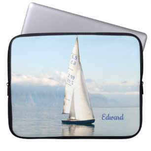 Segeln auf einer ruhigen, spiegelglänzenden Bucht Laptopschutzhülle
