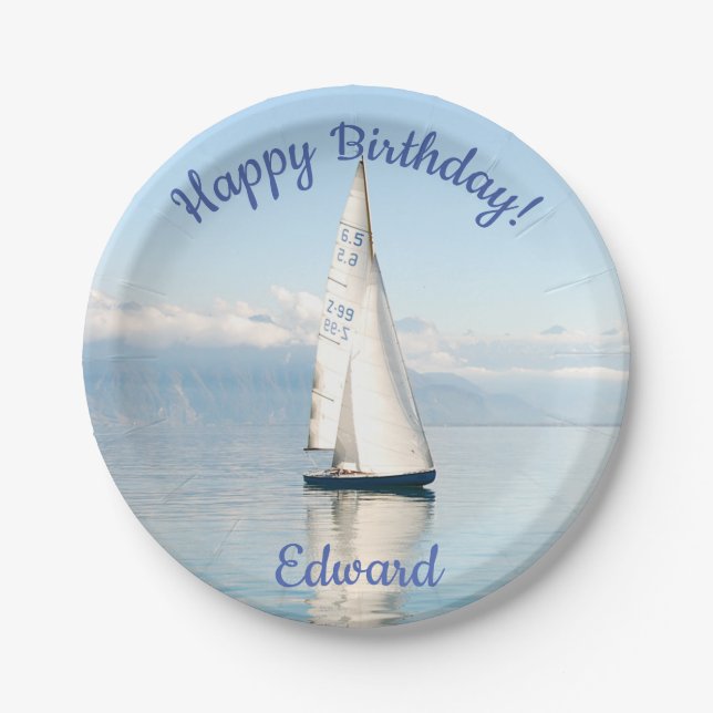 Segeln auf einer ruhigen, spiegelglänzenden Bucht Pappteller (Vorderseite)