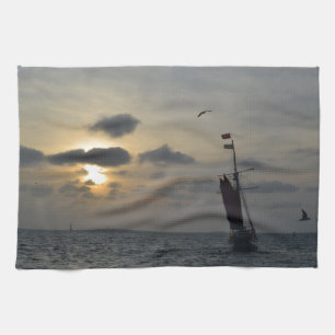Segeln in den Sonnenuntergang Geschirrtuch