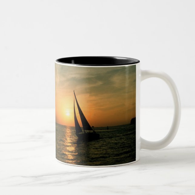 Segeln in den Sonnenuntergang Zweifarbige Tasse (Rechts)
