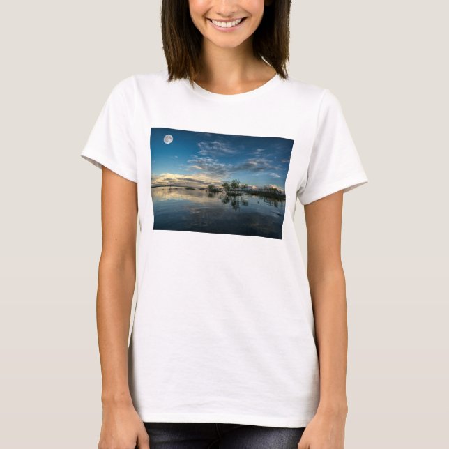 Segeln nahe Iquitos T-Shirt (Vorderseite)