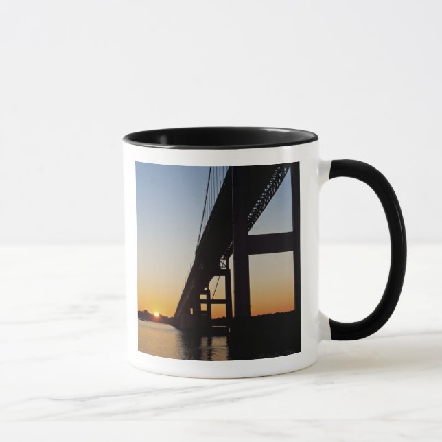 Segeln und verlassend Newport Rhode Island Tasse (Rechts)