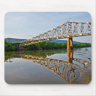 Segeln unter einer Brücke über den Tennessee River Mousepad