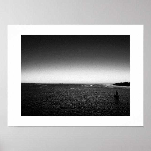 Segeln vom Hafen Sunset Black and White Poster (Vorne)