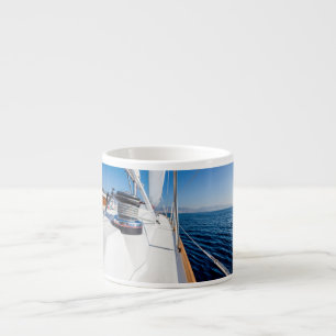 Segelschiff auf dem Meer surfen Espressotasse
