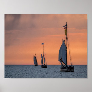 Segelschiffe bei Sonnenuntergang auf der Ostsee Poster