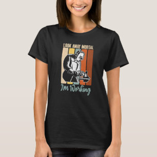 Sehen Sie sich Mortal im Schweißen an T-Shirt