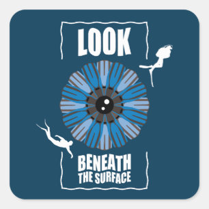 Sehen Sie unter der Oberfläche - Tauchangebot Quadratischer Aufkleber