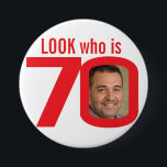 Sehen Sie, wer auf der weißen Taste 70 Foto rot is Button<br><div class="desc">70. Geburtstag Spaß Foto rot-weiß aussehen, der 70 Button Abzeichen-Taste. Personalisieren Sie dieses Abzeichen mit einem Foto des Geburtstagsmädchens. Eine tolle Idee, um einer siebzigsten Geburtstagsfeier etwas Spaß hinzuzufügen. Es kann auch verwendet werden, indem Sie mehrere Buttone kaufen, um Fotos oder andere lustige oder peinliche Fotos über Ihrem Geburtstag oder...</div>