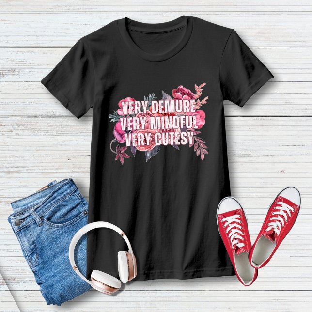 Sehr dunkel, sehr vorsichtig, sehr kutsch, rosafar T-Shirt (Trending Very Demure, Very Mindful, Very Cutesy Viral Quote Floral Print Girly t-Shirt for Women)