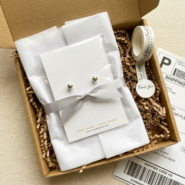 Sehr einfache, weiße und goldene Ohrring-Grafikkar (Very Simple white and gold earring display card.)