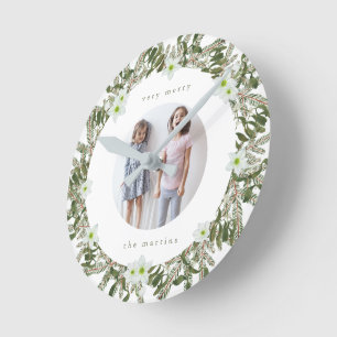 Sehr frohe Kiefer und blumige Winterkränze Weihnac Runde Wanduhr