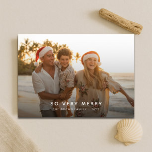 Sehr fröhliches tropisches Familienfoto am Strand Feiertagskarte